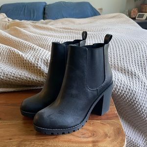 Heeled Chelsea boots